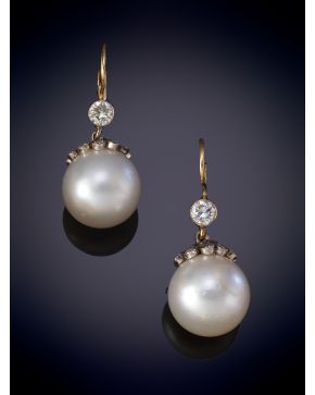 6-ELEGANTES PENDIENTES DE PERLAS QUE PENDEN DE BRILLANTES. Montura en oro blanco y amarillo de 18k.