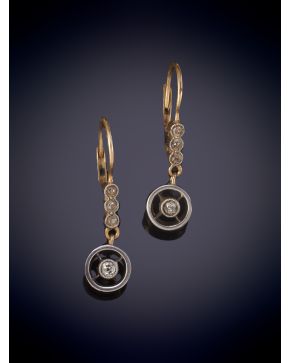 7-BELLOS PENDIENTES OJO DE PERDIZ DECORADOS POR BRILLANTES con una montura en oro amarillo de 18K.