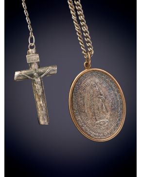 887-LOTE FORMADO POR CADENA CON MEDALLA DE LA VIRGEN DE GUADALUPE Y ROSARIO EN PLATA.