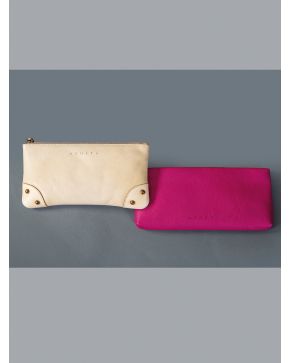 890-ACOSTA" LOTE DE DOS CARTERAS DE MANO EN PIEL FUCSIA Y BEIGE. "