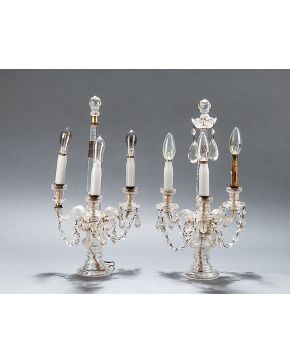 2057-Pareja de candelabros de tres luces en cristal tallado con cadenetas de cuentas y pandelocas. Altura: 48 cm