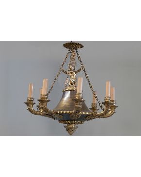 2056-Lámpara de techo de ocho luces estilo imperio en bronce dorado con remate de niño sosteniendo cadenas. Altura: 60 cm apro