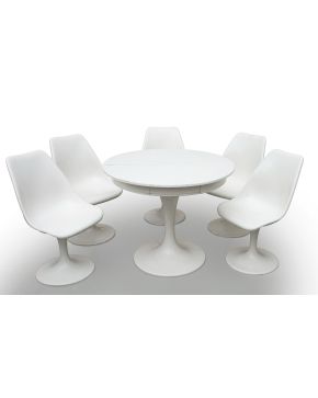 62-DISEÑO CONTEMPORÁNEO "Conjunto de mesa y ocho sillas modelo Venus".c. 1960 en fibra de vidrio lacado en blanco