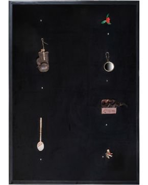 69-CARMEN CALVO (Valencia 1950) Viaje nunca hecho"". 1998 Pintura, collage de objetos (cubiertos, figuritas, espejos, caucho