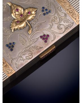 1-VANITY CASE ANTIGUO EN PLATA Y DETALLES FLORALES EN ORO AMARILLO CON PIEDRAS SINTÉTICAS DE LA ÉPOCA. En su bolso.