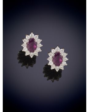 10-PENDIENTES DE RUBÍES Y BRILLANTES EN ROSETÓN. Montura en oro blanco 18k.