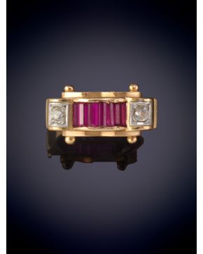 11-SORTIJA CHEVALIER CON DOS DIAMANTES Y CENTRO DE RUBÍES SINTETICOS DE LA ÉPOCA SOBRE UNA MONTURA DE ORO AMARILLO DE 18K. 