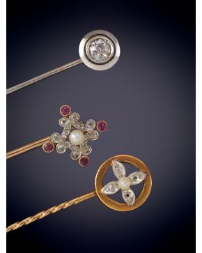 12-LOTE FORMADO POR TRES ALFILERES ANTIGUOS DECORADOS POR DIAMANTES TALLA ANTIGUA, BRILLANTES Y PEQUEÑO RUBÍ EN ORO AMARILLO Y ORO BLANCO DE