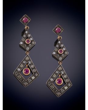 5-PENDIENTES LARGOS EN ROMBOS CON CAIDA DE RUBIES Y DIAMANTES. Montura en plata y oro 9k.
