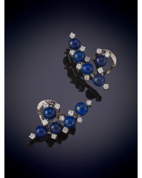 6-PENDIENTES EN FORMA DE RACIMO DE LAPISLAZULI Y BRILLANTES. Montura en oro blanco de 18k.