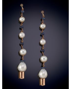 7-PENDIENTES LARGOS CON PERLAS INTERCALADAS Y ZAFIROS EN CABUJÓN EN ORO ROSA DE 14K. 
