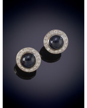 8-ELEGANTES PENDIENTES CON ZAFIRO EN CABUJÓN ORLADOS POR BRILLANTES. Montura en oro blanco de 18k.