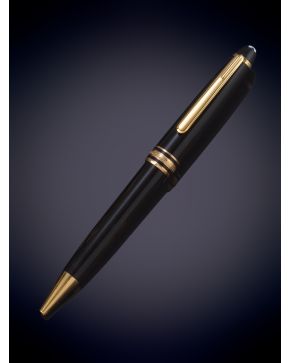 877-MONTBLANC" BOLIGRAFO EN SU ESTUCHE. "