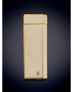 880-CARTIER" ENCENDEDOR EN ESMALTE BLANCO Y PLAQUE. "