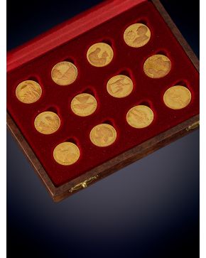 882-CONJUNTO FORMADO POR 12 MONEDAS CONMEMORATIVAS DE FRANCO ORO AMARILLO 900. 
