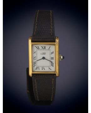 893-MUST DE CARTIER" RELOJ DE PULSERA CON CAJA ELECTROPLATED. Esfera con numeración romana en negro al igual que las agujas. Pulsera de piel