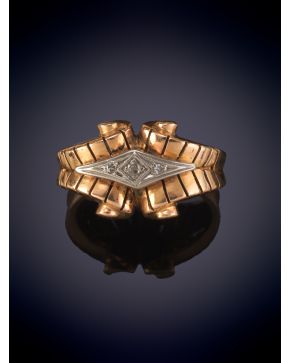 9-SORTIJA ART DECÓ DECORADA EN SU FRENTE CON DETALLES DE DIAMANTES TALLA ANTIGUA. Montura en oro amarillo de 18k. 