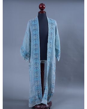 914-Caftán en lana de camello hecho a mano con decoracionbes bordadas de motivos geométricos en tonos azules.