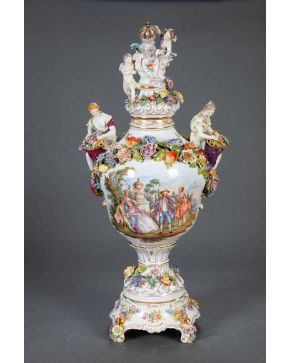 791-Gran jarrón con tapa en porcelana de Viena, c. 1900. Con marcas. Con escenas galantes en el c