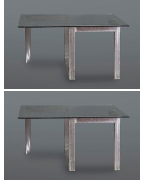 1541-Pareja de mesas-escultura contemporáneas en metal plateado y cristal templado. Inspiradas en la