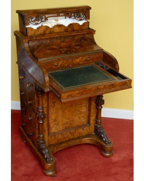 86-Escritorio Davenport" eduardiano, c. 1900, en madera de raíz de nogal con tapete interior en cuer