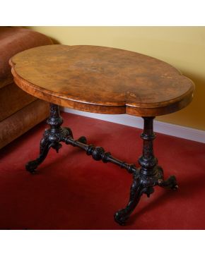 83-Mesa auxiliar victoriana de perfil ondulado, s, XIX. En madera de caoba con perfiles en marqueter