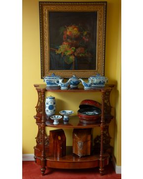 89-Estantería de tres alturas de estilo inglés en madera de caoba. Montantes traseros calados.  M