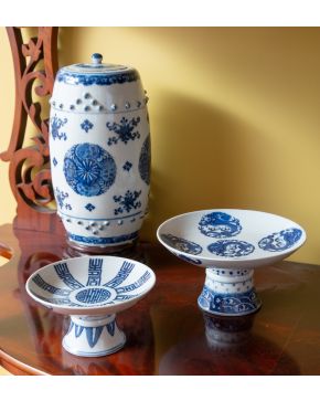 93-Lote de dos pequeñas salvillas y jarrón con tapa en porcelana china blanca y azul, ss. XIX- XX. 