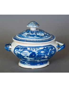 90-Pequeña sopera en porcelana china, Dinastía Ming, Periodo Wanli (1573-1620). Algún pelo y lañas.