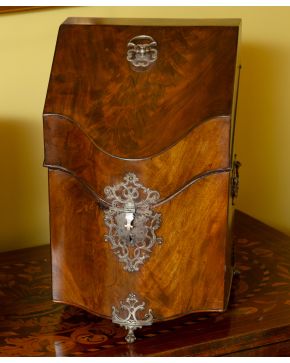 96-"Knife box" Jorge III, s. XIX, en madera de raíz, con cubiertos antiguos en plateado al interior.