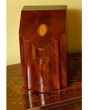 95-"Knife box" Sheraton, s. XIX, en madera de palma de caoba y decoración de abanico en "santinwood"