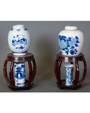 15-Lote en porcelana china azul y blanca, Dinastía Qing, S. XVIII-XIX. Compuesto por cuatro pequeñas