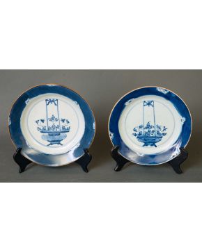 4-Pareja de platos en porcelana china blanca y azul. Dinastía Qing, Periodo Kangxi (1662-1722). Deco