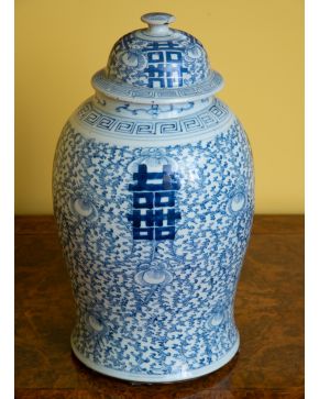80-Tibor con tapa en porcelana china blanca y azul con decoración de motivos ideográficos relativos 