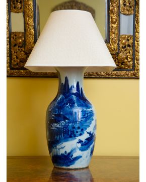 78-Jarrón en porcelana china azul y blanca, s. XIX. Adaptado a lámpara de sobremesa. Altura: 45 c