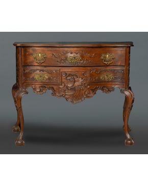 61-Cómoda portuguesa de dos registros en madera de castaño, s. XVIII, con aplicaciones en bronce dor