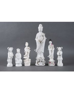 2-ESCUELA CHINA. S. XX Deidades" Variado lote de seis esculturas en porcelana esmaltada y vidr