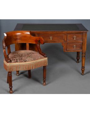 53-Lote formado por: mesa escritorio inglesa y butaca con brazos de volutas en madera, S. XIX. Frent