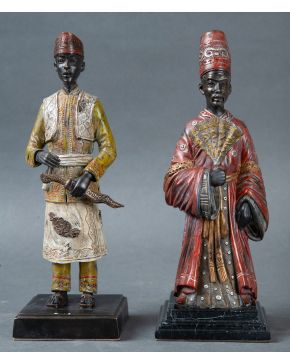 25-ESCUELA ORIENTAL, S. XX Monje y guerrero" Pareja de esculturas en bronce pavonado y policro
