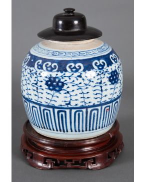 16-Tibor en porcelana china blanca y azul con peana de madera calada y tapa. s. XX. Altura: 20 cm