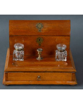 49-Escribanía o stationery box" eduardiana, c. 1900, en madera de roble y aplicaciones en latón, con