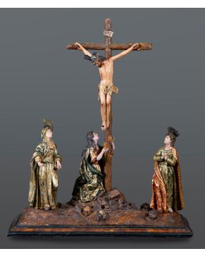 743-ESCUELA QUITEÑA, S. XVIII "Calvario" Madera tallada, dorada, policromada y esgrafiada, con