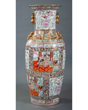 52-Gran jarrón decorativo en porcelana china, familia rosa", s. XX.  Decorado con escenas palacie