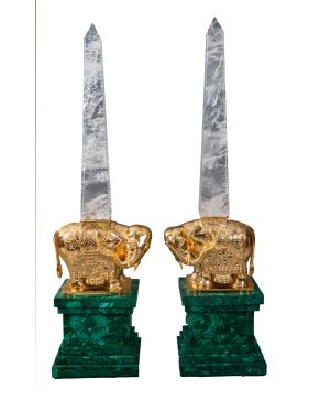 1408-Gran pareja de obeliscos en cristal de roca tallado, apoyados sobre figuras de elefantes en bor
