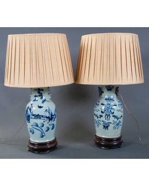 9-Pareja de lámparas de sobremesa, S. XIX, con fuste de jarrón en porcelana china con decoraciones d