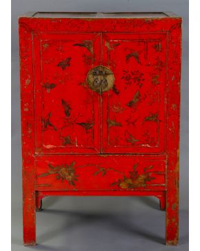 12-Mueble aparador chino en madera lacada en rojo con decoracón de chinosseries de flores y mariposa