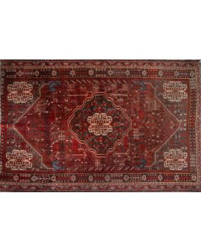 32-Antigua alfombra persa Shiraz en lana con medallón romboidal central y abigarrada decoración geom