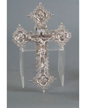 50-Crucifijo de plata española punzonada. Peso: 150 gr. Longitud: 22 cm.