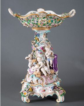 778-Exquisito centro en porcelana esmaltada de Meissen, Siglo XIX. Con marcas. Fuste con represen