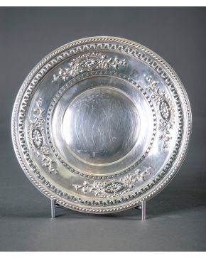981-Elegante plato en plata sterling con alero calado y cincelado con decoración de hojas y flores.